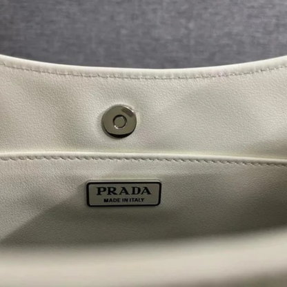 Prada Cleo Schultertasche aus gebürstetem Leder – Exklusiv