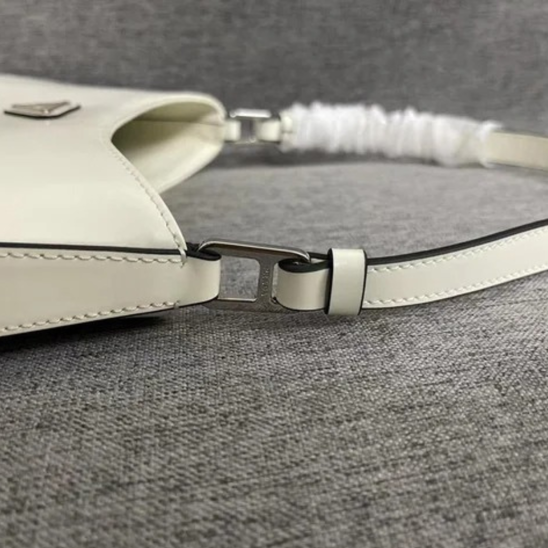 Prada Cleo Schultertasche aus gebürstetem Leder – Exklusiv