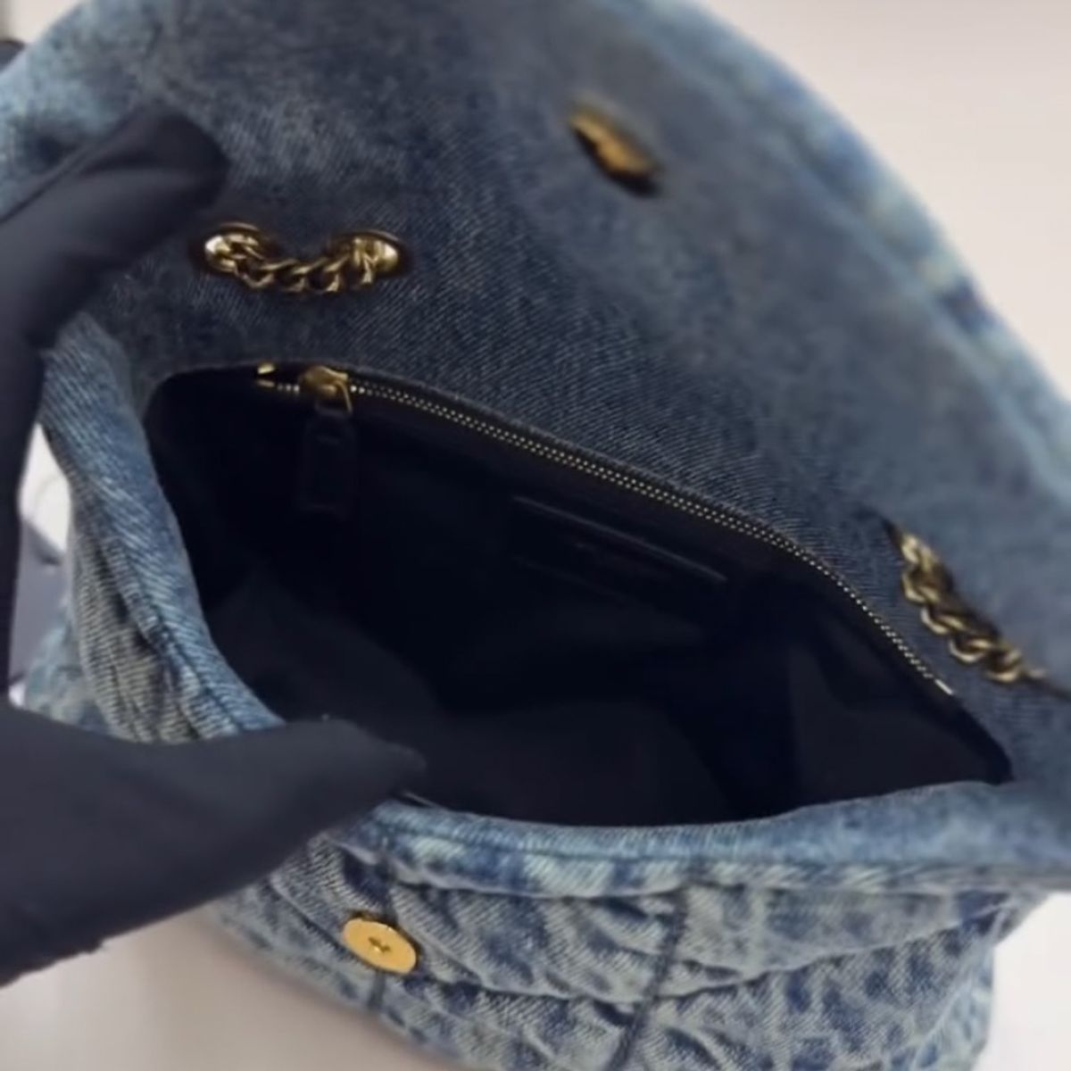 Saint Laurent Loulou Puffer Bag aus gestepptem Vintage-Denim