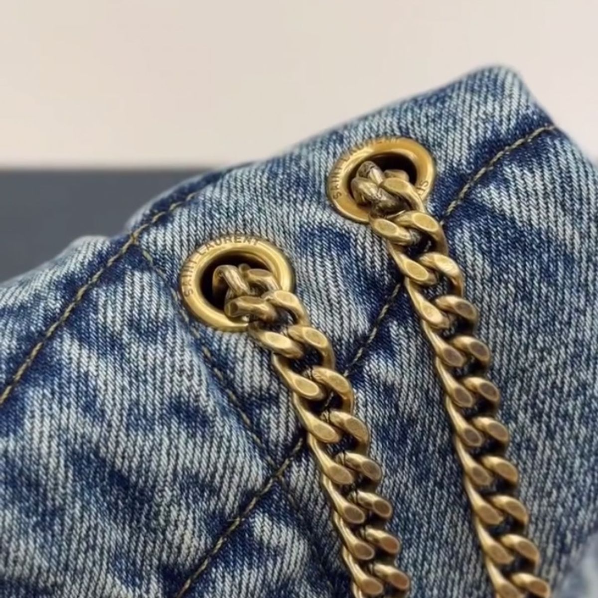 Saint Laurent Loulou Puffer Bag aus gestepptem Vintage-Denim