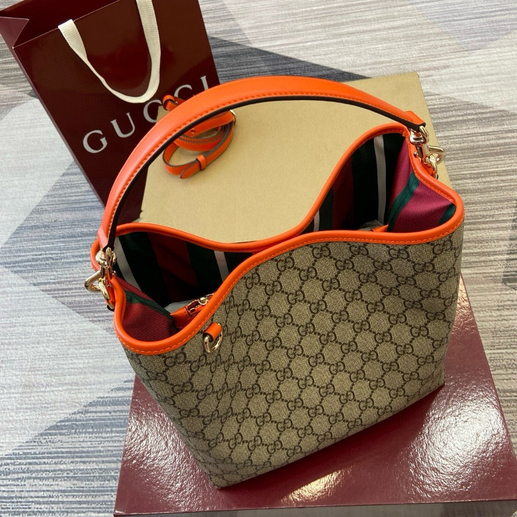 Gucci: Mittlere Bucket Bag & GG-Emblem