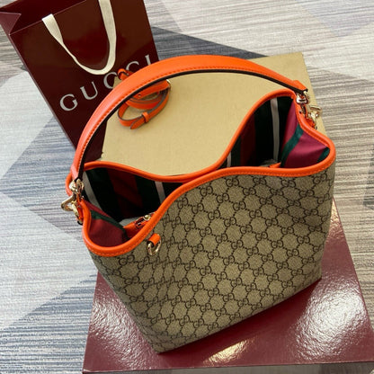 Gucci: Mittlere Bucket Bag & GG-Emblem