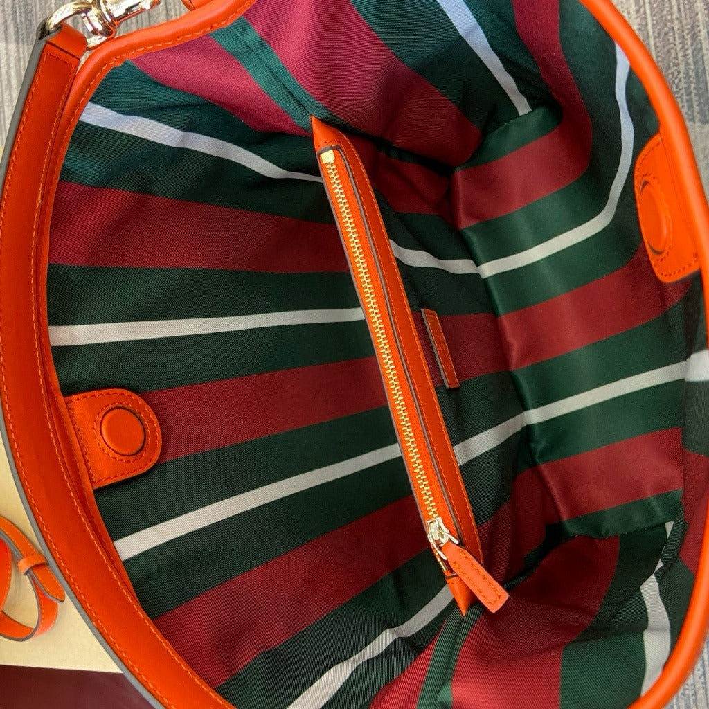 Gucci: Mittlere Bucket Bag & GG-Emblem