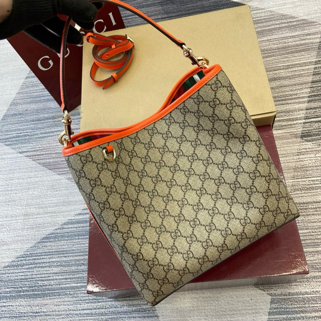 Gucci: Mittlere Bucket Bag & GG-Emblem