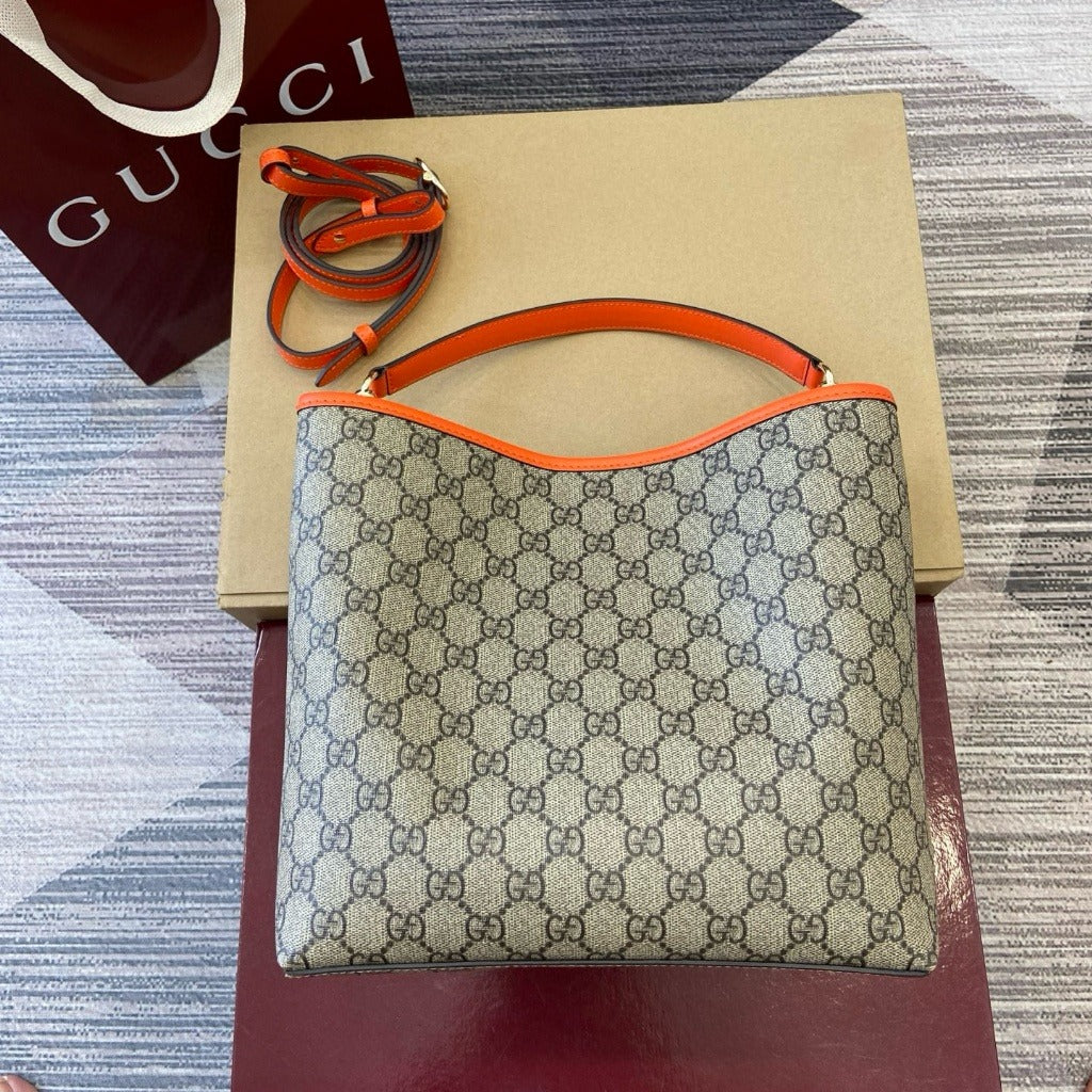 Gucci: Mittlere Bucket Bag & GG-Emblem