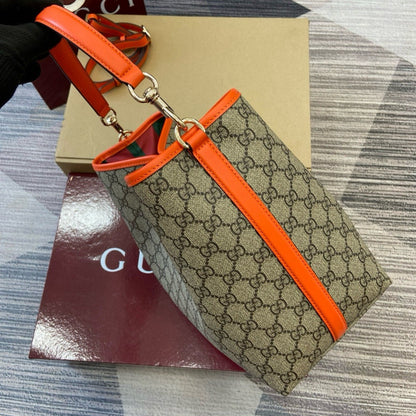 Gucci: Mittlere Bucket Bag & GG-Emblem